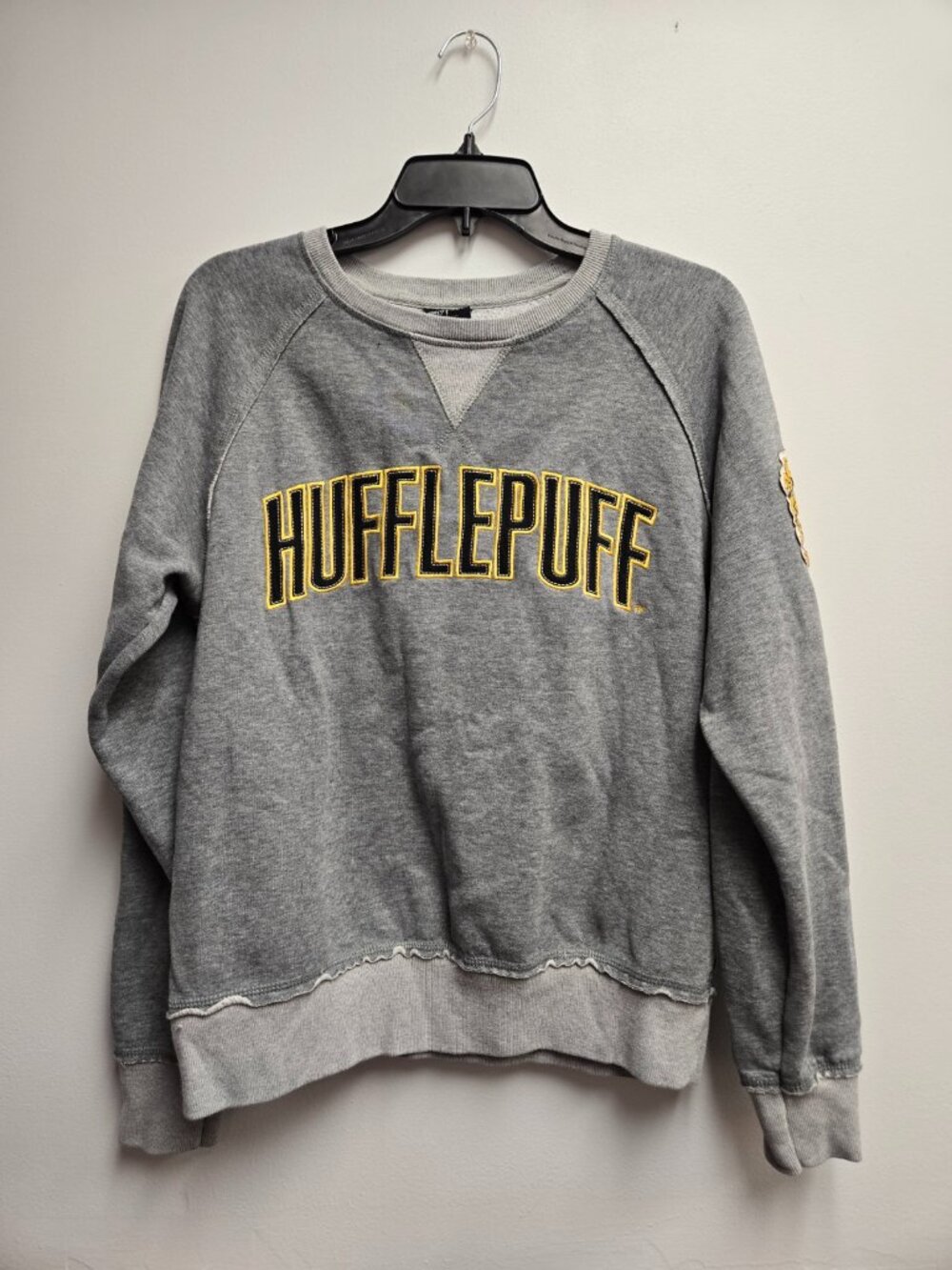 Universal Studios Harry Potter Hufflepuff Sweatshirt Gray Embroidered Medium M